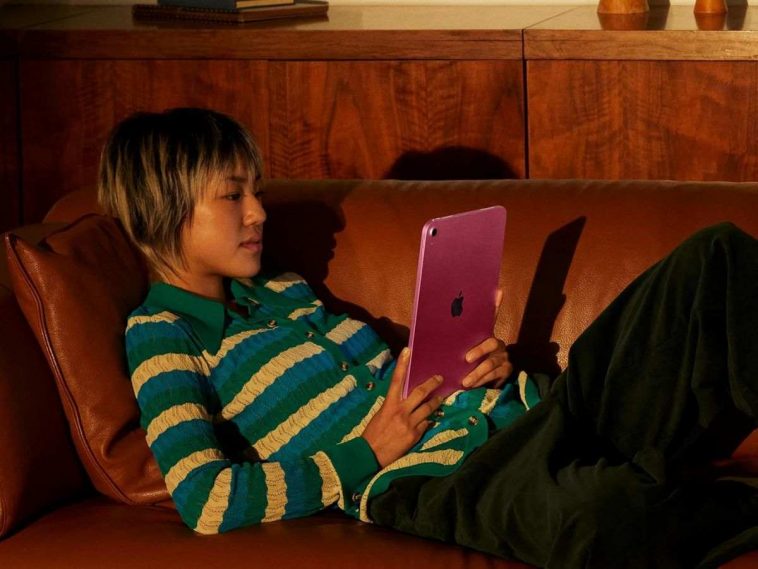 persona che utilizza l'iPad mentre è stesa sul divano