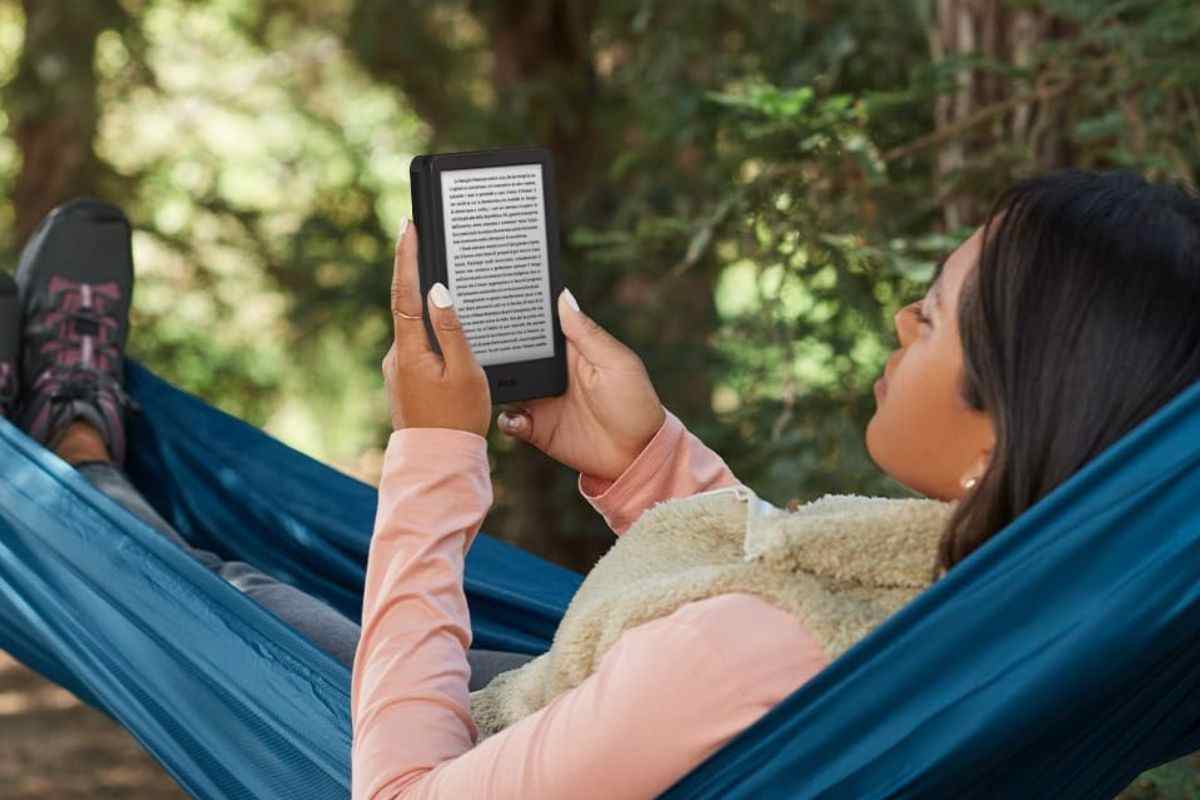 persona su amaca con kindle in mano
