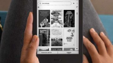 persona tiene in mano kindle