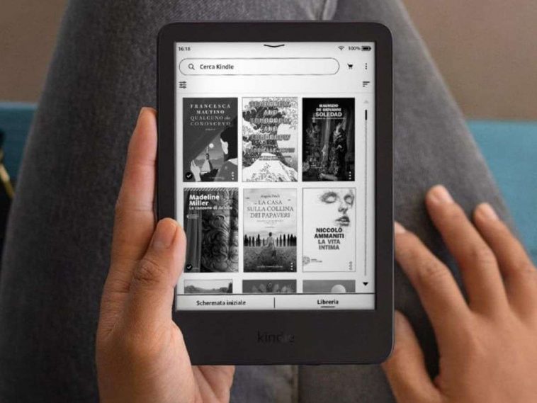 persona tiene in mano kindle