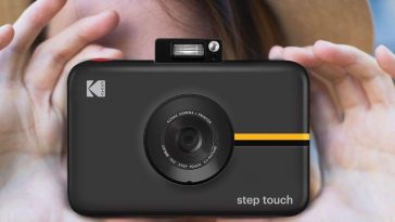 ragazza che sta fotografando con la fotocamera kodak step touch