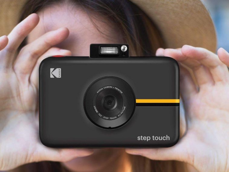 ragazza che sta fotografando con la fotocamera kodak step touch
