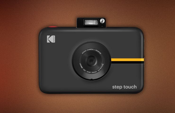 kodak step touch su sfondo marrone scuro
