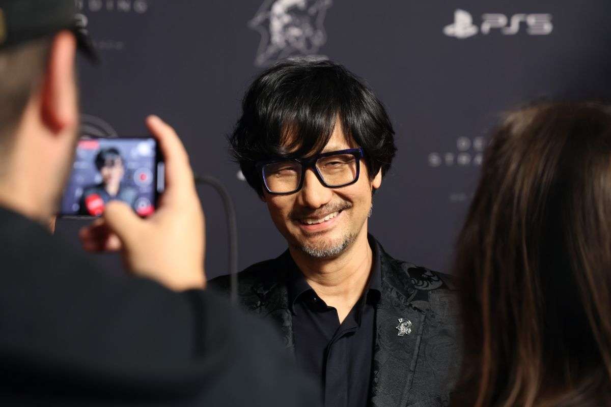 hideo kojima fotografato che sorride