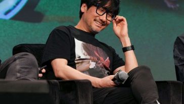 hideo kojima seduto