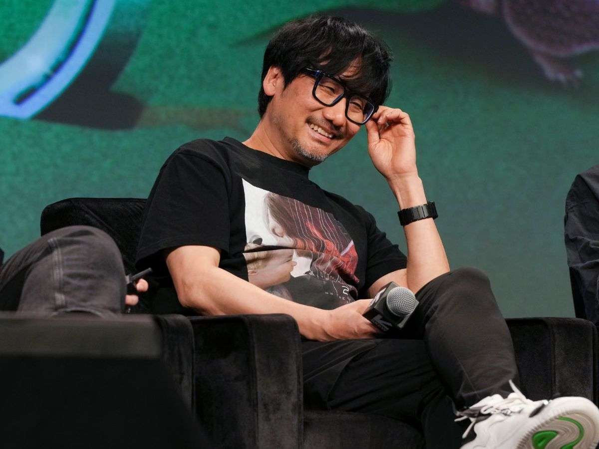 hideo kojima seduto