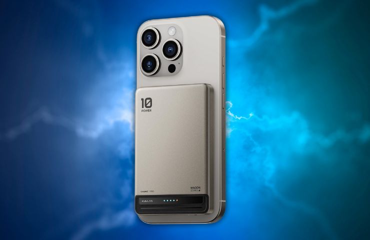 kuula power bank ultrasottile su sfondo blu