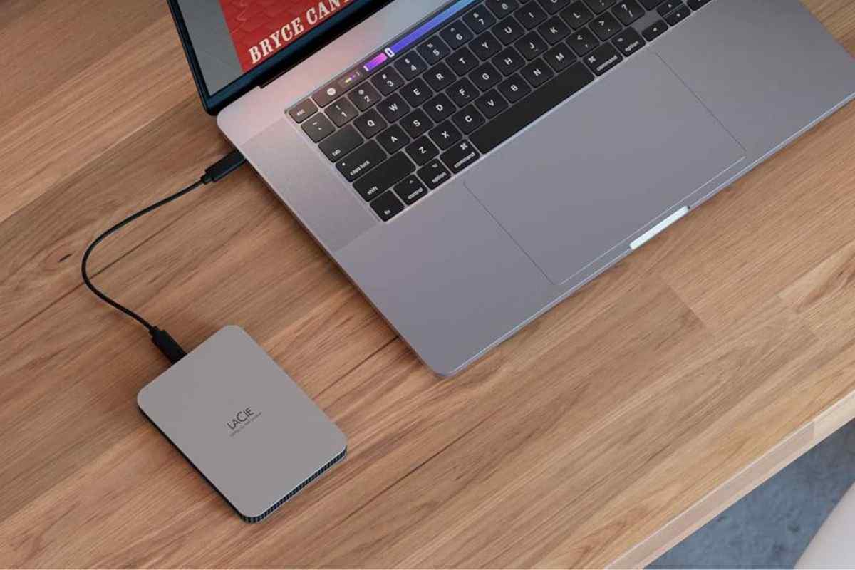 hard disk esterno collegato a pc su scrivania