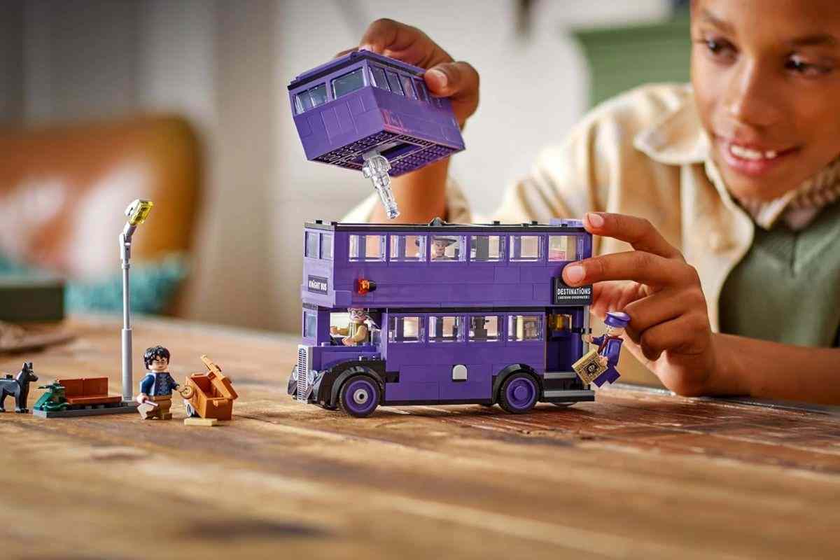 ragazzo che smonta modellino del nottetempo rimuovendo parte superiore