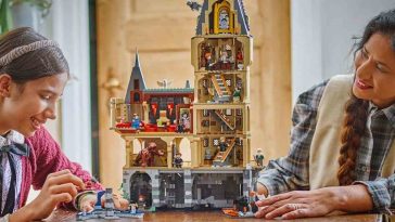 mamma e figlia che montano set lego su tavolo