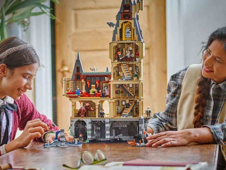 mamma e figlia che montano set lego su tavolo