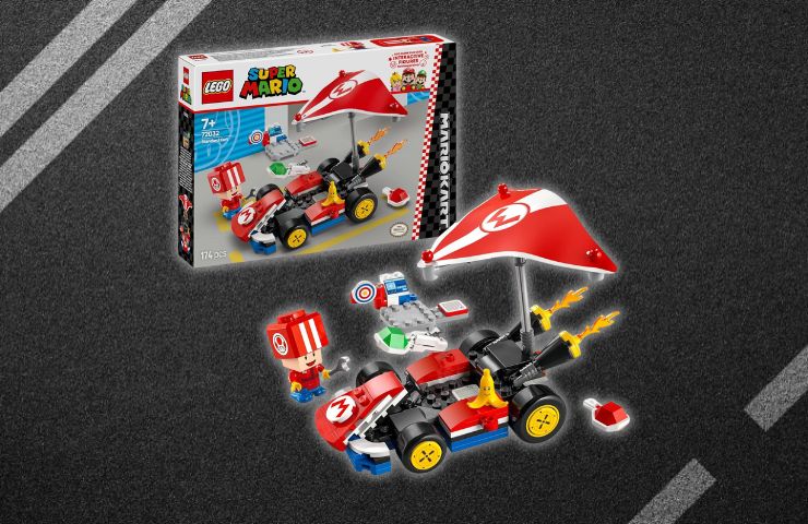 mario kart lego con toad in tuta rossa sul kart