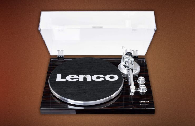 Giradischi Lenco su sfondo marroncino
