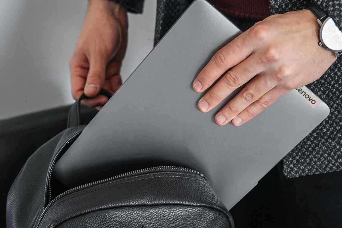 ragazzo mette laptop lenovo nello zaino
