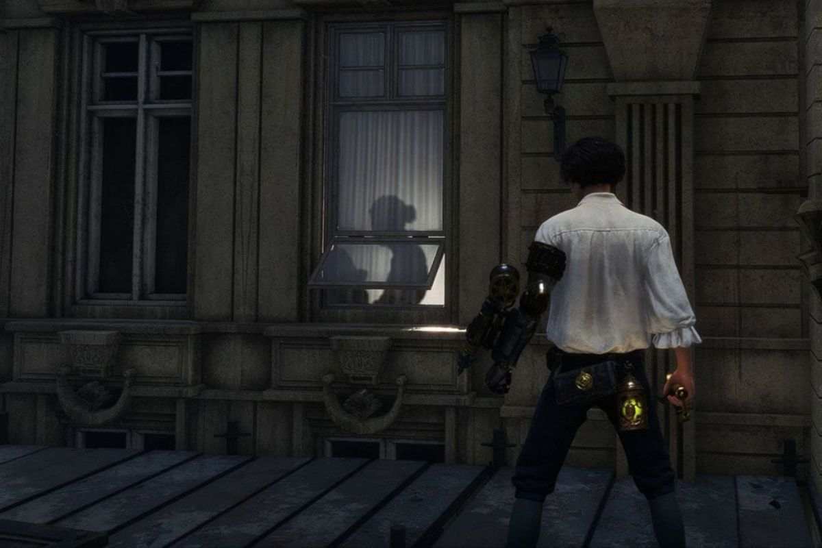 personaggio con braccio meccanico e maglia bianca davanti a finestra con silhoutte