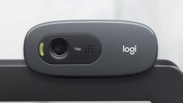 Logitech webcam HD C270 montata su un PC