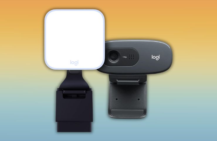 webcam logitech HD C270 con luce su sfondo colorato sfumato