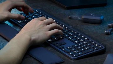 persona che utilizza la tastiera ergonomica logitech MX