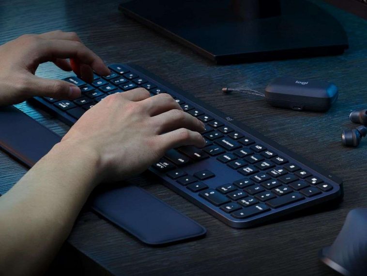 persona che utilizza la tastiera ergonomica logitech MX