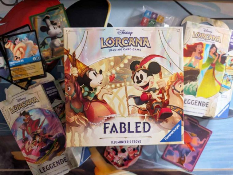 Press kit di con Illuminer's Trove, starter deck, dadini colorati e separatori di Lorcana Leggende