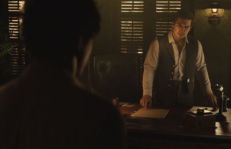 screenshot di mafia terra madre con enzo a colloquio con altro personaggio