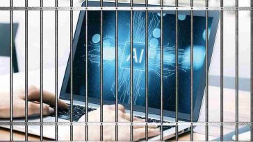 uomo al pc dietro le sbarre