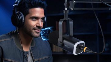 ragazzo con cuffie davanti microfono