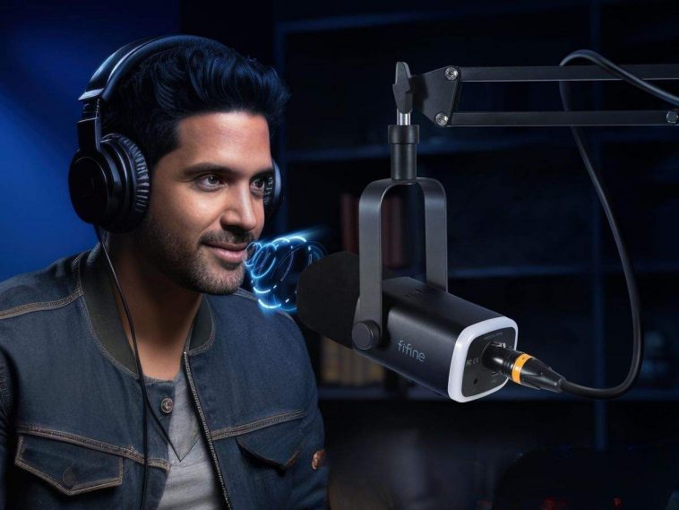 ragazzo con cuffie davanti microfono