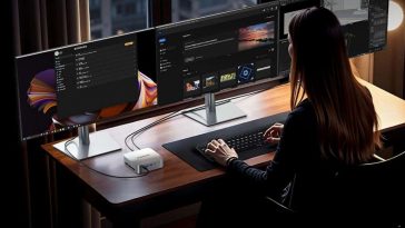 ACEMAGIC M1 Mini PC su scrivania con ragazza che lavora con tre schermi