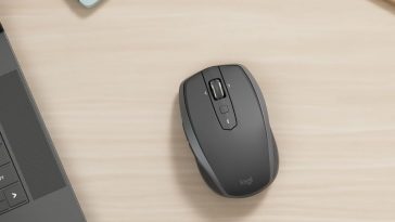 Logitech MX Anywhere 2S Bluetooth Edition su scrivania accanto laptop