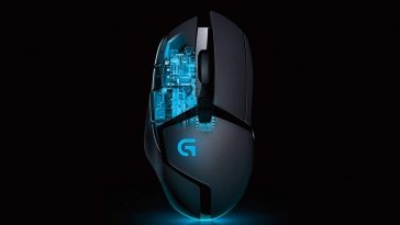 mouse logitech g402 su sfondo nero con circuiti visibili