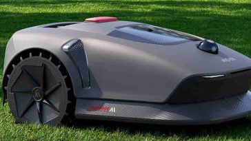 Tosaerba Mova 600 all'aperto su un prato