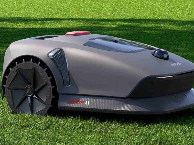 Tosaerba Mova 600 all'aperto su un prato