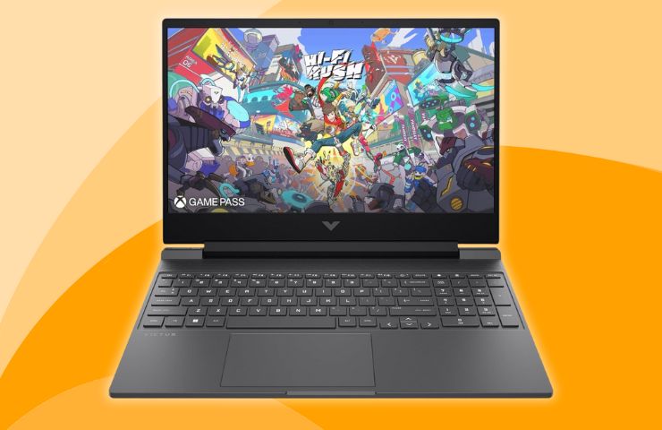 notebook HP Victus su sfondo giallo