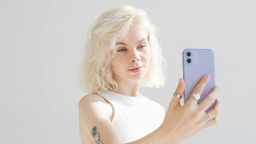 Una ragazza bionda che si scatta un selfie