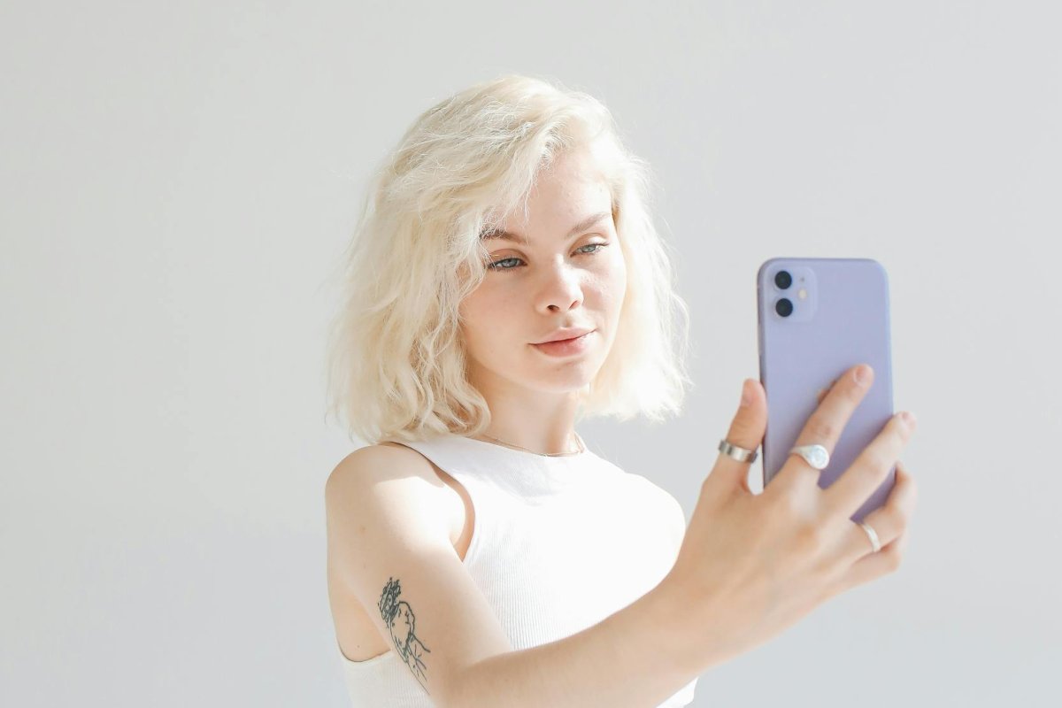 Una ragazza bionda che si scatta un selfie