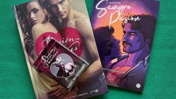 Manuale base di Pasión de las Pasiones affiancato dall'espansione Sangre y Pasión e dal set di carte del Cast Secondario.