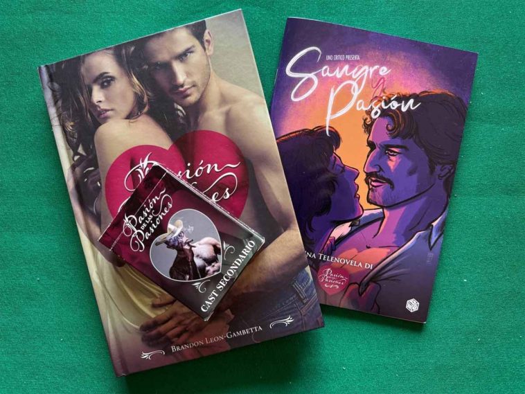 Manuale base di Pasión de las Pasiones affiancato dall'espansione Sangre y Pasión e dal set di carte del Cast Secondario.