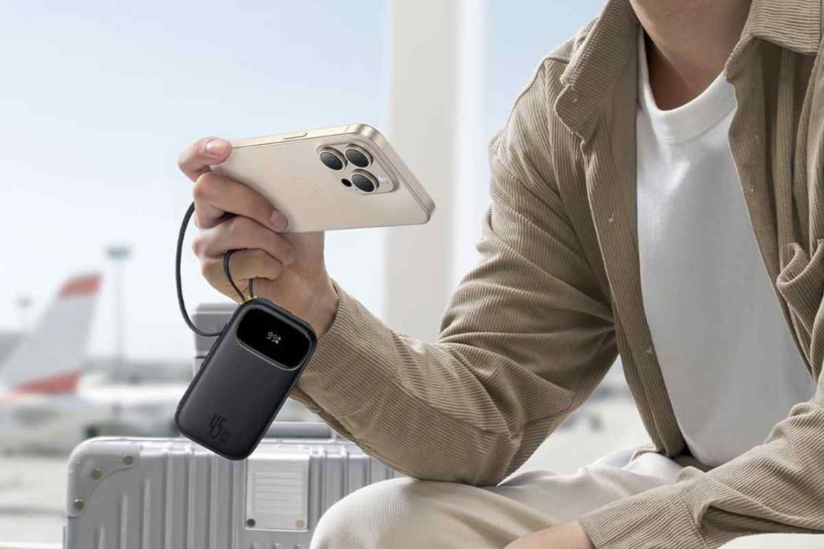 ragazzo con in mano smartphone e powerbank