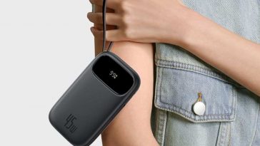 ragazza tiene powerbank vicino alla spalla