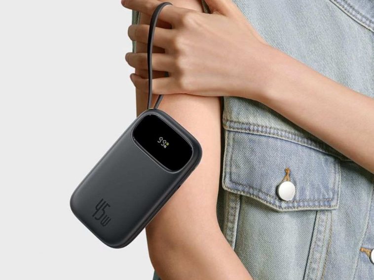 ragazza tiene powerbank vicino alla spalla