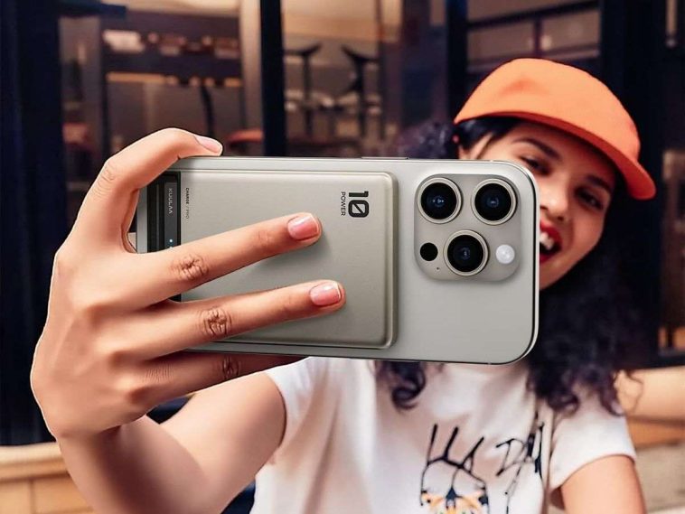 persona che tiene in mano uno smartphone con power bank magnetico attaccato dietro