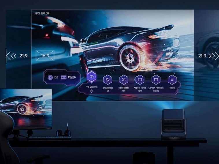 proiettore hisense sopra scrivania che proietta immagine di automobile