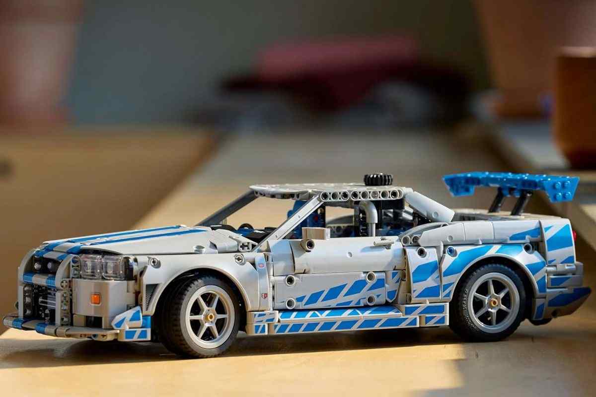 LEGO Technic Auto Nissan Skyline GT-R (R34) 2 Fast 2 Furious su tavolo