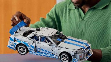 LEGO Technic Auto Nissan Skyline GT-R (R34) 2 Fast 2 Furious tenuto in mano da uomo