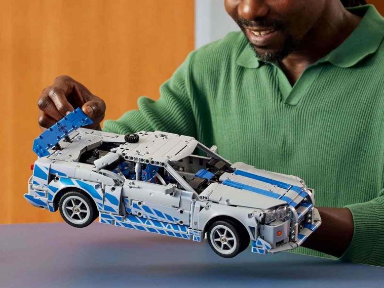 LEGO Technic Auto Nissan Skyline GT-R (R34) 2 Fast 2 Furious tenuto in mano da uomo