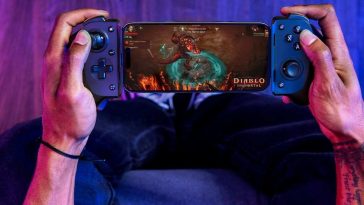 persona tiene in mano smartphone con razer kishi V3