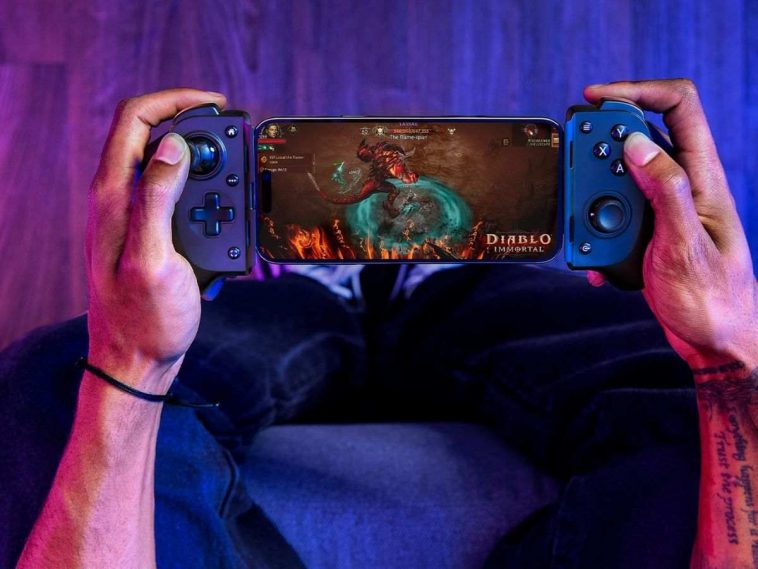 persona tiene in mano smartphone con razer kishi V3