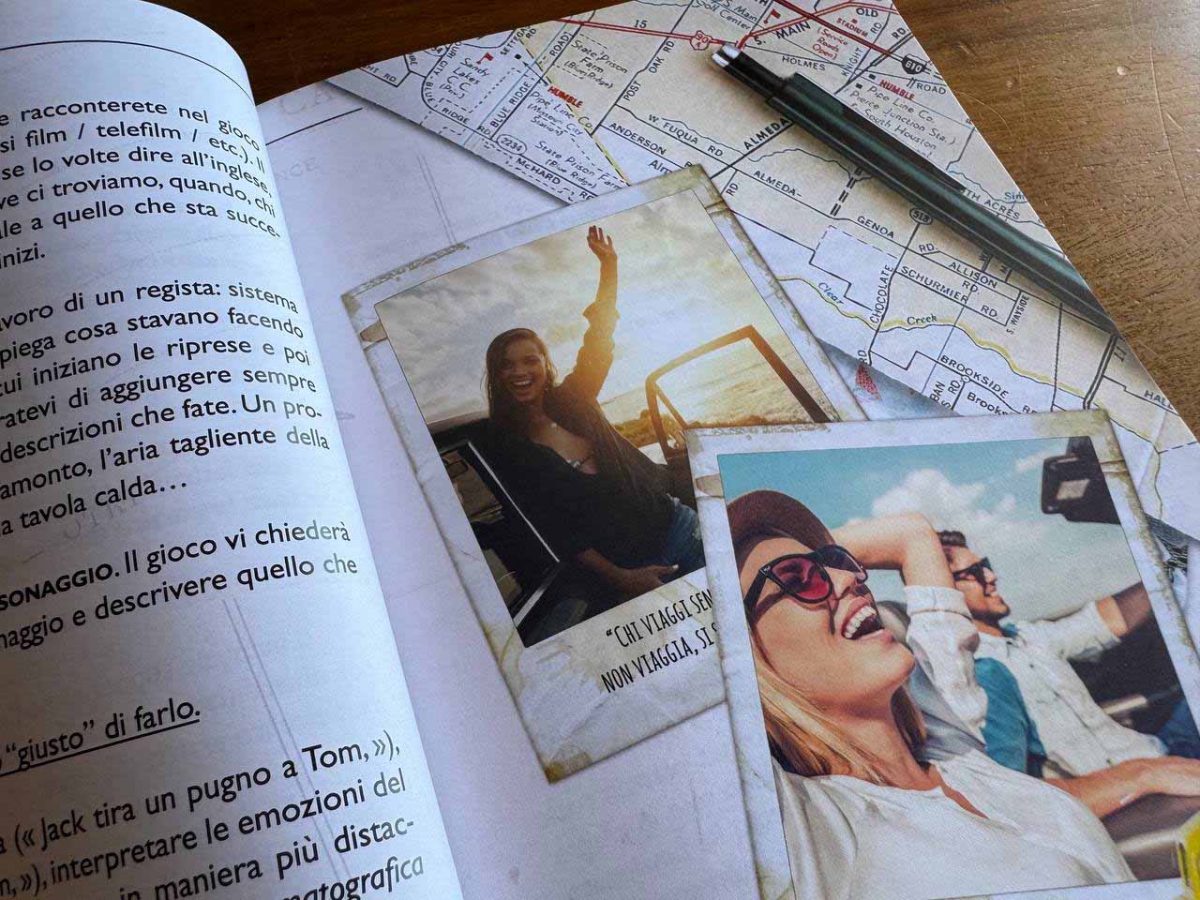 Estetica del manuale del GDR Ribbon Drive con due foto istantanee di persone in viaggio di fianco una cartina degli anni '90