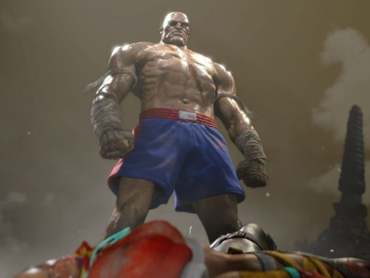 sagat personaggio alto pelato muscoloso in piedi davanti a personaggio steso per terra